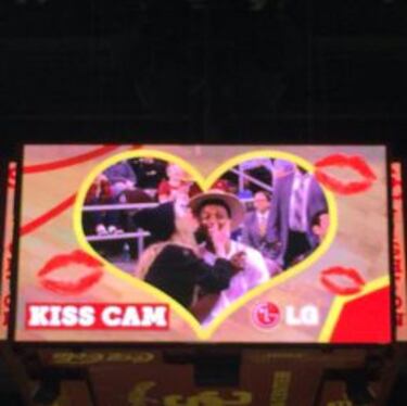 Young y Azalea: la pareja de moda, ahora en la Kiss Cam