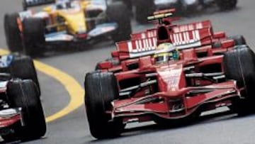 <b>EL ASTURIANO HIZO UNA BUENA ARRANCADA. </b> Las cosas se complicaron mucho para Alonso en este GP de Mónaco, aunque en sus primeros compases la situación parecía muy propicia para sus intereses. Ya antes de empezar, ganó una posición al verse obligado Kovalainen a salir desde el pit lane por un problema en su McLaren. Cuando el semáforo rojo se apagó, el Renault realizó una buena arrancada y consiguió superar a Nico Rosberg, con lo que avanzaba otro puesto para colocarse quinto. Fue sólo un espejismo, porque en una carrera tan accidentada lo peor estaba por llegar...