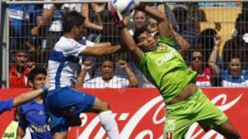 Cristián Álvarez enfrentando a la U. Una imágen que no se verá este sábado en el Nacional.
