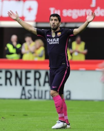 Barcelona's Uruguayan forward Luis Suarez gestures during the Spanish league football match Real Sporting de Gijon vs FC Barcelona at El Molinon stadium in Gijon on September 24, 2016. / AFP PHOTO / ANDER GILLENEA