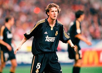 En 1999, el Real Madrid fichó a todo un ídolo del Liverpool, Steve McManaman, un centrocampista elegantísimo que encima llegó sin coste. En parte, por el interés del jugador en ganar la Copa de Europa, algo que logró de blanco en dos ocasiones. Le costó adaptarse, pero también tuvo apoyos y mentores como Michael Robinson. Finalmente, una vez entró en el equipo dio un buen rendimiento. En esa primera temporada marcó quizá su gol más recordado, una preciosa volea en la final de la Champions ante el Valencia. A pesar de que la política de fichajes galácticos le puso en la rampa de salida, su buen juego y su capacidad de adaptarse a su rol le permitió quedarse y ganar una segunda Champions. Su marcha en 2003 coincidió con la llegada de Beckham. En 158 partidos marcó 14 goles y repartió 29 asistencias.