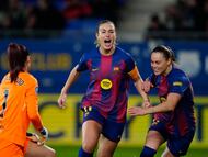 Alexia Putellas (c) celebra tras anotar un tanto durante el encuentro correspondiente a la jornada 17 de Liga F.