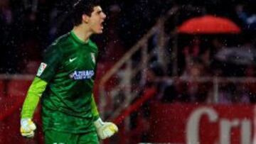 Thibaut Courtois celebra un gol del Atlético durante la Copa del Rey contra el Sevilla.