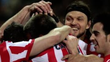 <b>UNA PIÑA. </b>Juanito, oculto entre sus compañeros, es abrazado tras conseguir el primer gol del partido y su primer tanto como rojiblanco.