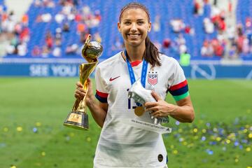 Una de las grandes estrellas del f¨²tbol femenino, siendo la primera americana en generar 40 goles en una temporada. Morgan gan¨® dos mundiales (2015 y 2019) y conquist¨® dos medallas ol¨ªmpicas, oro en Londres y bronce en Tokio. A nivel de clubes tambi¨¦n triunf¨® en la Champions con el Olympique de Lyon (2017) y fue dos veces la Futbolista del a?o en Estados Unidos (2012 y 2018) y complet¨® el podio del Bal¨®n de Oro en 2012. La estadounidense anunci¨® su retirada deportiva en septiembre a los 35 a?os.
