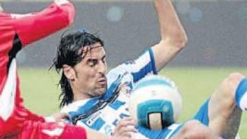 Gil Marín entregandole el premio a Petón