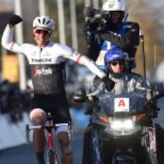 Jasper Stuyven ganó la Kuurne y Stig Broeckx fue atropellado