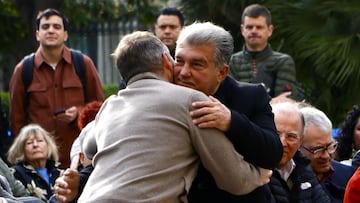 Abrazo entre Flick y Laporta.