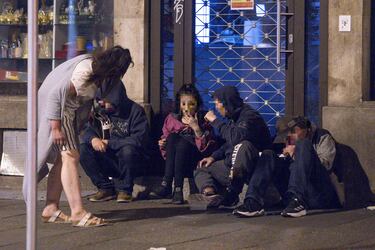 Los aficionados se entremezclan con la droga y la prostitución masivas del centro de Fráncfort, capital financiera de Europa