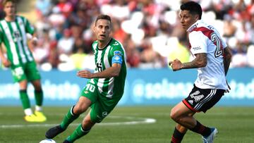 Real Betis' Sergio Canales (L) vies for the ball with River Plate's Enzo Perez (R) during a friendly football match at the Malvinas Argentinas stadium in Mendoza, Argentina, on November 13, 2022. (Photo by Andres Larrovere / AFP)