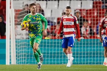 El delantero del Zaragoza se echó el equipo a la espalda para lograr sumar un punto de Los Cármenes. Con el resultado de 2-0, primero marcó un tanto en el 92’ y después, en el 94’ se lanzó con todo en un centrochut de Pau Sans, que acabó dentro. En un primer momento parecía gol suyo, pero no llegó a tocar el balón.