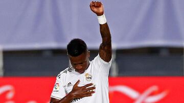 Vinicius celebra su gol al Mallorca con el pu&ntilde;o en alto en adhesi&oacute;n al movimiento Black Lives Matter.