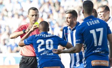 Deyverson, jugador del Alavés, ve la amarilla en un partido ante el Real Madrid