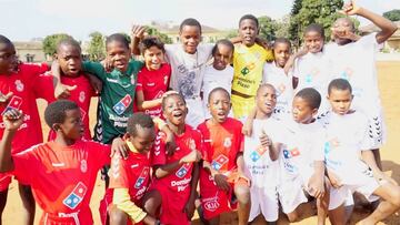 Niños en Mozambique con equipaciones de la Cultural.