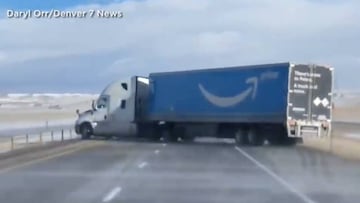 Tremendo: el viento saca de la autopista a un camión de Amazon