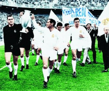 El 11 de mayo de 1966 el Real Madrid ganó su sexta Copa de Europa tras vencer por 2-1 en la final al Partizán. En la imagen, Gento y Betancort portan el trofeo como campeones. 