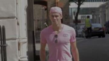 CAZADO POR SKY. Bale se reunió ayer con su agente, Jonathan Barnett, en su despacho de Londres.
