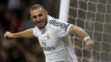 El delantero francés del Real Madrid Karim Benzema celebra el gol marcado al Liverpool, durante el partido de la primera fase de la Liga de Campeones, Grupo B, disputado esta tarde en el estadio Santiago Bernabéu.