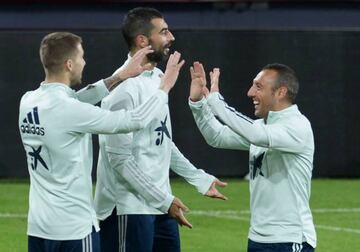 Spain's defender Inigo Martinez Berridi (L), Spain's defender Raul Albiol (C) and Spain's midfielder Santiago Cazorla (R) attend a training session at the Ramon de Carranza stadium in Cadiz.