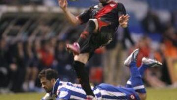 El defensa del Rayo Vallecano José Manuel Casado intenta controlar el balón ante el centrocampista portugués del Deportivo Bruno Gama (detrás) durante el partido correspondiente a la vigésima sexta jornada de la liga de fútbol en Primera División disputado en Riazor.