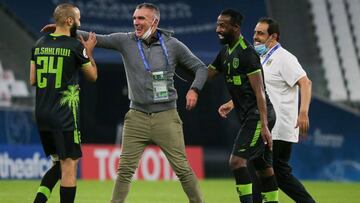 Taawoun&#039;s coach Patrice Carteron (C) congratulates his players on their win during the AFC Champions League group C match between Qatar&#039;s Al-Duhail and Saudi&#039;s Al-Taawoun on September 24, 2020, at the Education City Stadium in the Qatari ci