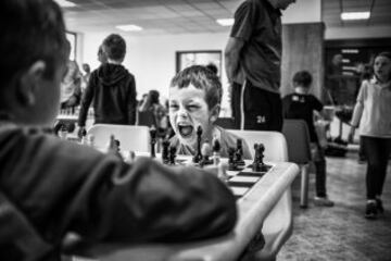 El ajedrez, para algunos, representa un mundo lleno de emociones fuertes, adrenalina y estrés. Esta serie se centra especialmente en los torneos juveniles celebrados en varias ciudades de la República Checa en 2016. Los torneos juveniles tienen como objetivo motivar a los jóvenes, sustituyendo los dispositivos electrónicos por la comunicación interpersonal y el entretenimiento en el mundo real.