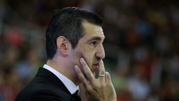 GRANADA, 01/10/2023.- El entrenador del Granada Coviran, Pablo Pin, durante su partido de la jornada 3 de la Liga ACB de baloncesto disputado en el Palacio de los Deportes de Granada este domingo. EFE/Pepe Torres
