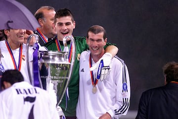 El portero madrileño ganó su segunda Champions el 15 de mayo de 2002 tras ganar 1-2 al Bayer Leverkusen en Glasgow. En la foto, la celebracíon con Zidane.