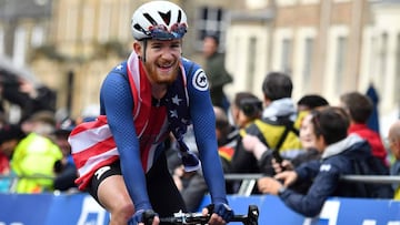 Quinn Simmons rueda con la bandera de Estados Unidos tras proclamarse campe&oacute;n del mundo junior en la prueba de fondo de los Mundiales de Ciclismo en Ruta de Yorkshire 2019.