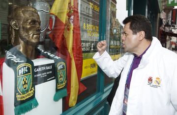 Tomás Roncero disfruta del ambiente previo a una gran final de Champions por las calles de la ciudad galesa.

