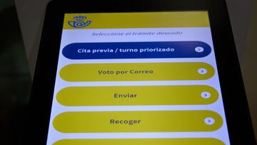 Menú de solicitación de cita previa en la oficina de Correos de Cibeles, a 1 de junio de 2023, en Madrid (España). La solicitud de voto por correo puede realizarse en todas las oficinas de Correos de España. Esta petición debe ser realizada personalmente por cada elector, salvo en caso de enfermedad o discapacidad que le impida la formulación personal de dicha petición. En el momento de formular la solicitud, los interesados deben acreditar su identidad presentando ante el empleado de la oficina postal el DNI, Pasaporte o carnet de conducir originales. Correos entregará las solicitudes recibidas en las Delegaciones Provinciales de la Oficina del Censo Electoral, quienes enviarán a los solicitantes, a partir del 3 de julio, la documentación necesaria para que puedan ejercer el voto por correo. El plazo de depósito del voto por correo finalizará el 19 de julio de 2023.
01 JUNIO 2023;MADRID;VOTO POR CORREO;OFICINA DE CIBELES;ELECCIONES GENERALES 23 DE JULIO
Jesús Hellín   / Europa Press
01/06/2023