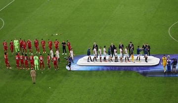 Los  jugadores del Sevilla recibiendo el premio de consolación.