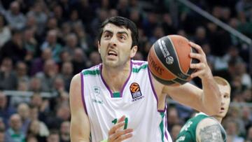 EPA1352. KAUNAS (LITUANIA), 12/01/2018.- El pívot macedonio Giorgi Shermadini del Unicaja de Málaga trata de anotar ante el Zalgiris Kaunas durante un encuentro de fase de grupos de Euroliga en Kaunas, Lituania, hoy, 12 de enero de 2018. EFE
