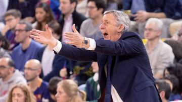 GRAF6033. BARCELONA, 17/03/2019.- El entrenador del Barça Lassa, Svetislav Pesic da instrucciones a sus jugadores durante el partido de la jornada 23 de la Liga Endesa de baloncesto disputado este domingo en Barcelona. EFE/ Marta Pérez