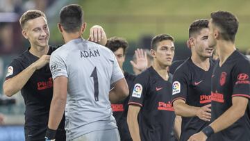Adán es felicitado por sus compañeros tras detener los dos penaltis que le dieron la victoria al Atlético.