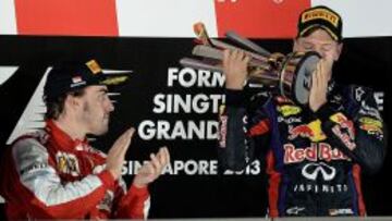 Alonso aplaude desde el podio a Raikkonen.