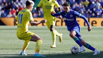 GETAFE (MADRID), 05/11/2022.- El delantero hispano-marroquí del Getafe FC Munir El Haddadi (d) lucha por el balón con el centrocampista del Cádiz Iván Alejo (i) durante el partido correspondiente a la decimotercera jornada de LaLiga entre el Getafe FC y el Cádiz FC disputado este sábado en el Coliseum Alfonso Pérez de Getafe. EFE/ Mariscal
