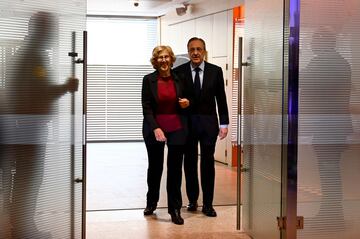 Florentino Pérez llegando junto a Manuela Carmena al acto de presentación de la reforma del estadio Santiago Bernabéu. 