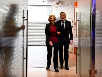 Florentino Pérez llegando junto a Manuela Carmena al acto de presentación de la reforma del estadio Santiago Bernabéu. 