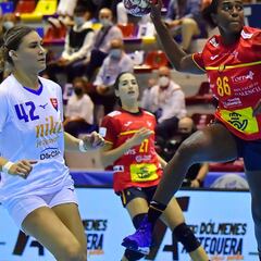 Prades se estrena con éxito al frente de las Guerreras