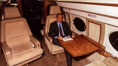Silvio Berlusconi viajando de Roma a Milan en su jet privado.
