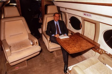 Silvio Berlusconi viajando de Roma a Milan en su jet privado.