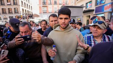 El tenista Carlos Alcaraz (c), embajador de ElPozo Bienstar, rodeado de aficionados durante un evento previo al Madrid Open.
