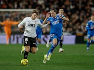 VALENCIA, 08/02/2026.- El delantero del Valencia Lucas Beltrán (i) con el balón ante el defensa del Real Madrid Álvaro Carreras durante el partido de la jornada 23 de Liga que el conjunto blanco disputa ante el Valencia, este domingo en el estadio de Mestalla. EFE/Kai Forsterling