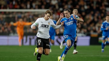 El delantero del Valencia Lucas Beltrán ante el defensa del Real Madrid Álvaro Carreras