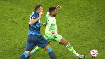 Zenit&#039;s Artem Dzyuba, left, and Lazio&#039;s Mohamed Fares challenge for the ball during the Champions League Group F soccer match between Zenit St.Petersburg and Lazio at the Saint Petersburg stadium in St. Petersburg, Russia, Wednesday, Nov. 4, 202