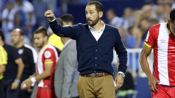 Pablo Mach&iacute;n da &oacute;rdenes durante el encuentro de Liga Santander entre el Legan&eacute;s y el Girona.