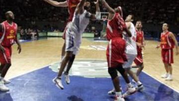 <b>EN RACHA. </b>Otegui tapona un lanzamiento de Charles Smith, que no encontró hueco bajo los aros, pero sumó 18 puntos con seis triples.