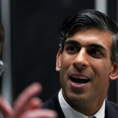 Multan al primer ministro británico por no llevar cinturón de seguridad