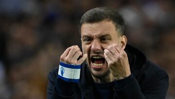 FC Porto's Argentinian coach Martin Rodrigo Anselmi reacts during the Portuguese League football match between FC Porto and SL Benfica at Dragao stadium in Porto on April 6, 2025. (Photo by MIGUEL RIOPA / AFP)